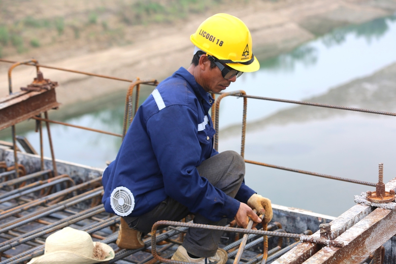 R&aacute;m nắng, ch&aacute;y da vẫn miệt m&agrave;i thi c&ocirc;ng cầu vượt s&ocirc;ng M&atilde;- Ảnh 6.