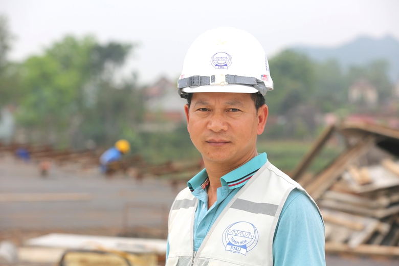 R&aacute;m nắng, ch&aacute;y da vẫn miệt m&agrave;i thi c&ocirc;ng cầu vượt s&ocirc;ng M&atilde;- Ảnh 10.