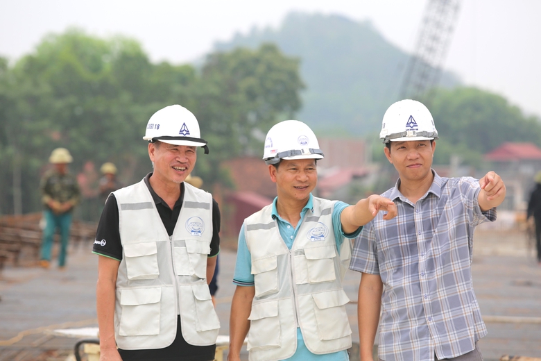 R&aacute;m nắng, ch&aacute;y da vẫn miệt m&agrave;i thi c&ocirc;ng cầu vượt s&ocirc;ng M&atilde;- Ảnh 11.