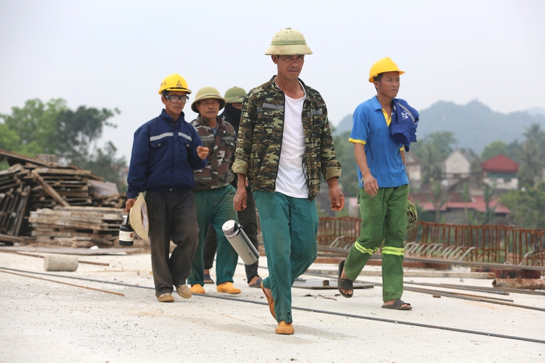 R&aacute;m nắng, ch&aacute;y da vẫn miệt m&agrave;i thi c&ocirc;ng cầu vượt s&ocirc;ng M&atilde;- Ảnh 7.