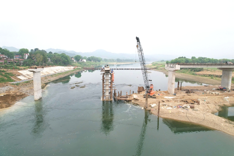 R&aacute;m nắng, ch&aacute;y da vẫn miệt m&agrave;i thi c&ocirc;ng cầu vượt s&ocirc;ng M&atilde;- Ảnh 9.