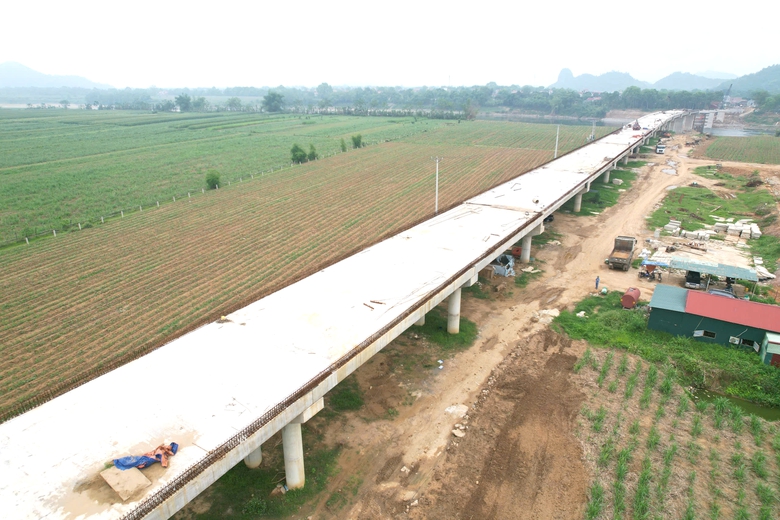 R&aacute;m nắng, ch&aacute;y da vẫn miệt m&agrave;i thi c&ocirc;ng cầu vượt s&ocirc;ng M&atilde;- Ảnh 12.