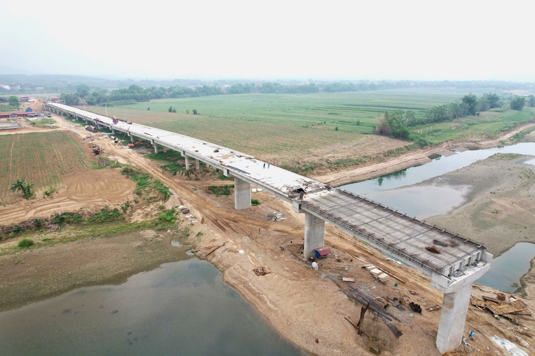 R&aacute;m nắng, ch&aacute;y da vẫn miệt m&agrave;i thi c&ocirc;ng cầu vượt s&ocirc;ng M&atilde;- Ảnh 2.