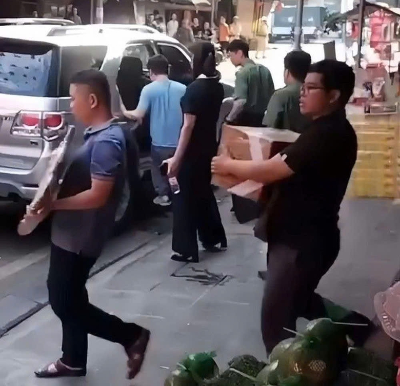 TikToker Lê Việt Hùng bị bắt, điều tra về hành vi cưỡng đoạt tài sản- Ảnh 1. TikToker Lê Việt Hùng bị bắt, điều tra về hành vi cưỡng đoạt tài sản- Ảnh 1.