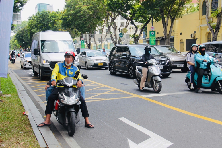 TP.HCM kẻ th&ecirc;m vạch mắt v&otilde;ng ở giao lộ L&ecirc; Duẩn - T&ocirc;n Đức Thắng- Ảnh 2.