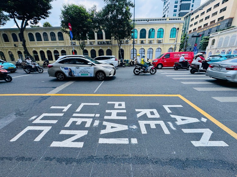 TP.HCM kẻ th&ecirc;m vạch mắt v&otilde;ng ở giao lộ L&ecirc; Duẩn - T&ocirc;n Đức Thắng- Ảnh 4.