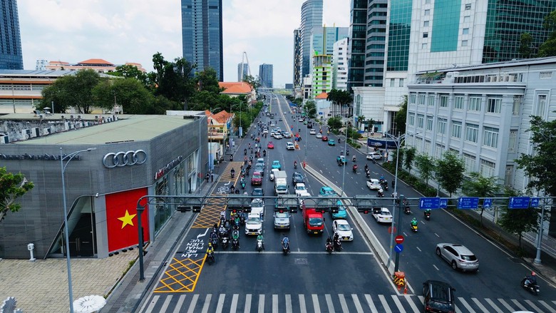 TP.HCM kẻ th&ecirc;m vạch mắt v&otilde;ng ở giao lộ L&ecirc; Duẩn - T&ocirc;n Đức Thắng- Ảnh 6.
