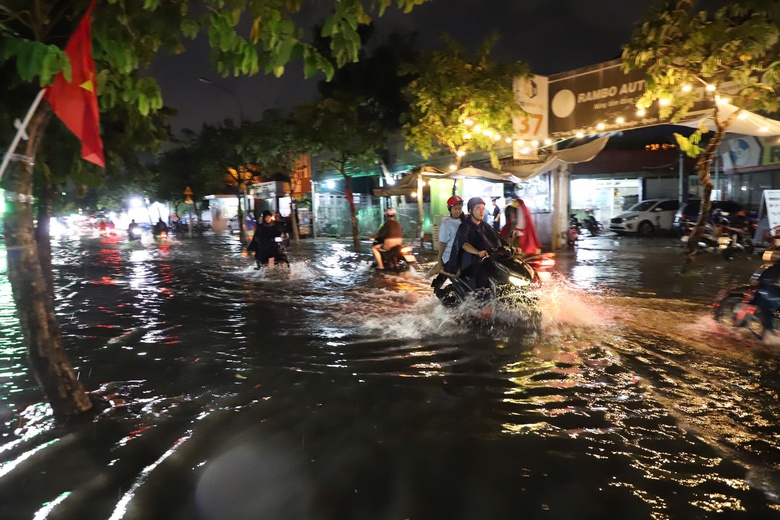 Đường phố TP.HCM biến th&agrave;nh s&ocirc;ng sau cơn mưa lớn tối 7/5- Ảnh 1.
