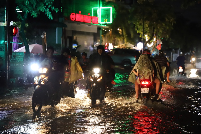 Đường phố TP.HCM biến th&agrave;nh s&ocirc;ng sau cơn mưa lớn tối 7/5- Ảnh 5.