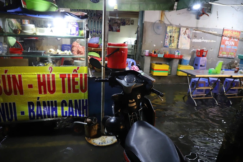 Đường phố TP.HCM biến th&agrave;nh s&ocirc;ng sau cơn mưa lớn tối 7/5- Ảnh 3.