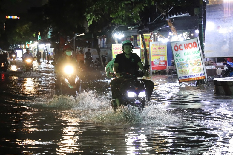 Đường phố TP.HCM biến th&agrave;nh s&ocirc;ng sau cơn mưa lớn tối 7/5- Ảnh 2.