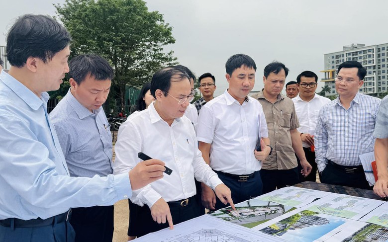 Thứ trưởng Nguyễn Văn Sinh thị s&aacute;t, đốc th&uacute;c 6 dự &aacute;n nh&agrave; ở x&atilde; hội tại H&agrave; Nội