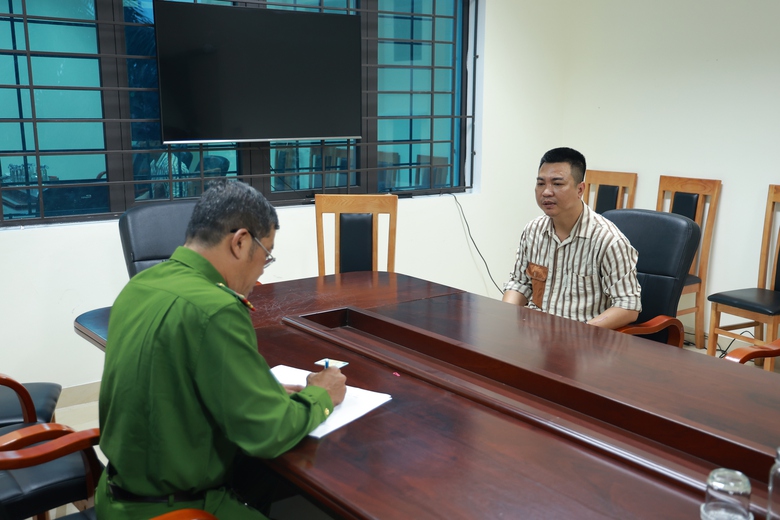 Đối tượng bị truy n&atilde; đặc biệt vụ cưỡng đoạt t&agrave;i sản ở Quảng Trị ra đầu th&uacute;- Ảnh 1.