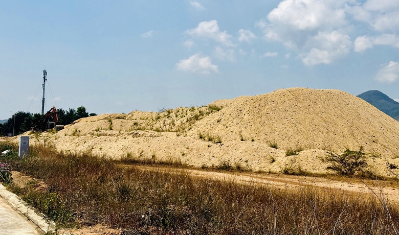 Bình Định: Yêu cầu doanh nghiệp di dời bãi cát trái phép trong khu dân cư- Ảnh 3. Bình Định: Yêu cầu doanh nghiệp di dời bãi cát trái phép trong khu dân cư- Ảnh 3.