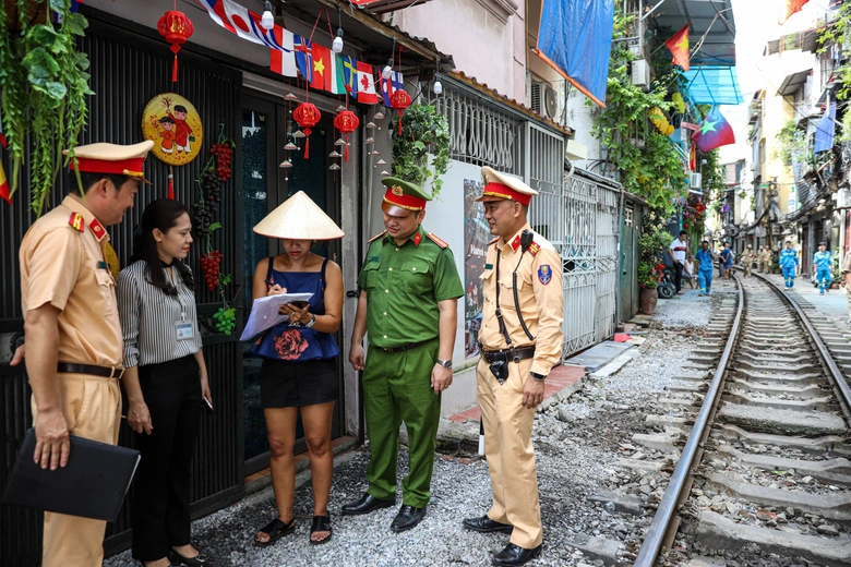 H&agrave; Nội: Phạt h&agrave;ng chục t&agrave;i xế dừng, đỗ xe trong h&agrave;nh lang an to&agrave;n đường sắt- Ảnh 2.