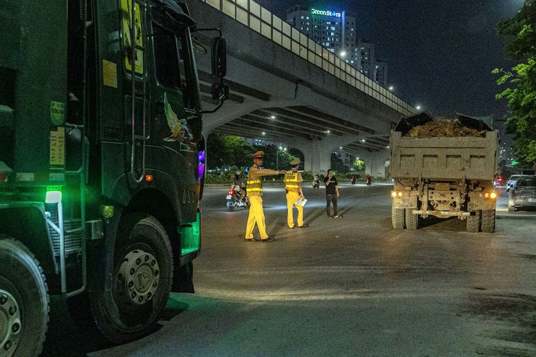 H&agrave; Nội: CSGT lập chốt khung giờ "hiểm", phạt h&agrave;ng loạt xe "hổ vồ" chở qu&aacute; tải- Ảnh 12.