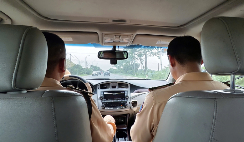 H&agrave; Nội: CSGT lập chốt khung giờ "hiểm", phạt h&agrave;ng loạt xe "hổ vồ" chở qu&aacute; tải- Ảnh 5.