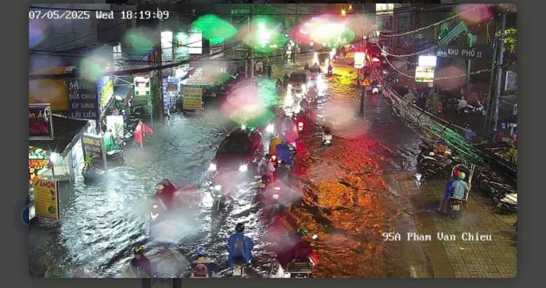 Đường phố TP.HCM biến th&agrave;nh s&ocirc;ng sau cơn mưa lớn tối 7/5- Ảnh 6.