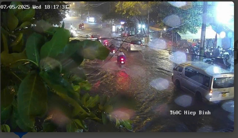 Đường phố TP.HCM biến th&agrave;nh s&ocirc;ng sau cơn mưa lớn tối 7/5- Ảnh 7.