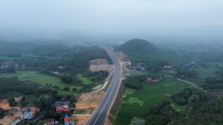 Tuyến đường 4.200 tỷ đồng tại Thái Nguyên tăng tốc về đích sau hơn 3 năm thi công- Ảnh 3. Tuyến đường 4.200 tỷ đồng tại Thái Nguyên tăng tốc về đích sau hơn 3 năm thi công- Ảnh 3.