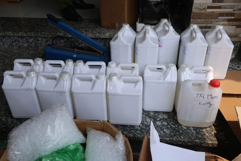 Triệt phá ổ sản xuất, buôn bán mỹ phẩm giả với hơn 100.000 đơn hàng tại Bắc Giang- Ảnh 2. Triệt phá ổ sản xuất, buôn bán mỹ phẩm giả với hơn 100.000 đơn hàng tại Bắc Giang- Ảnh 2.