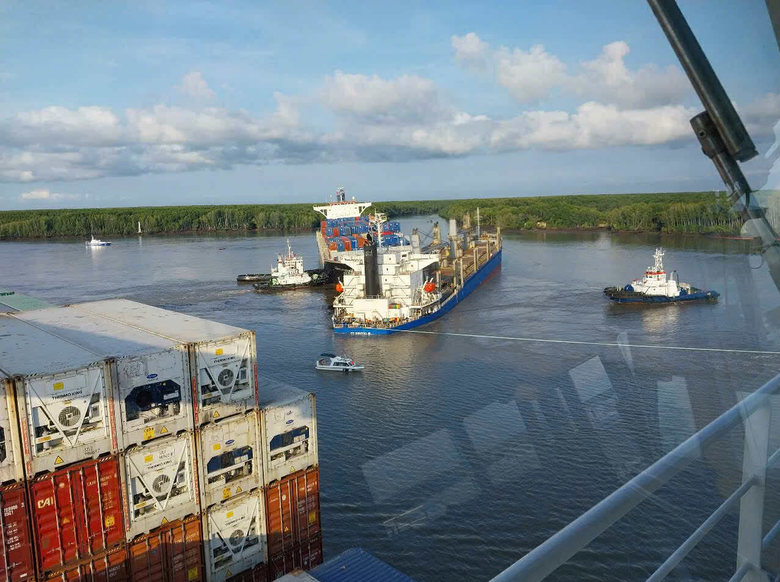 Ho Chi Minh City to develop specific plan to address oil spill from recent ship collision- Ảnh 1.