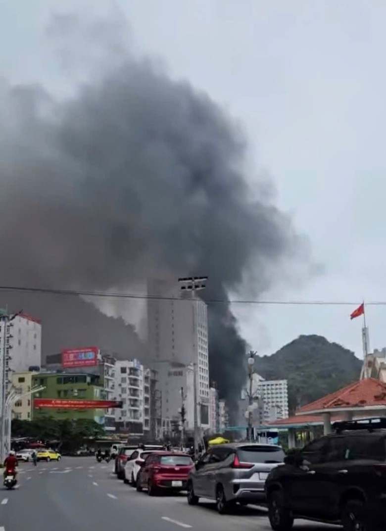 Ch&aacute;y lớn ở C&aacute;t B&agrave;, 1 người nhập viện cấp cứu- Ảnh 1.