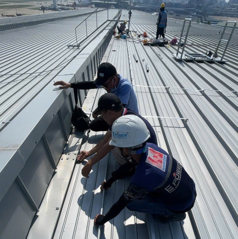 Đang khắc phục sự cố dột nước ở nhà ga T3 Tân Sơn Nhất- Ảnh 1. Đang khắc phục sự cố dột nước ở nhà ga T3 Tân Sơn Nhất- Ảnh 1.