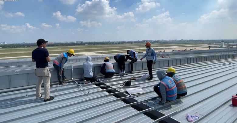 Đang khắc phục sự cố dột nước ở nhà ga T3 Tân Sơn Nhất- Ảnh 2. Đang khắc phục sự cố dột nước ở nhà ga T3 Tân Sơn Nhất- Ảnh 2.