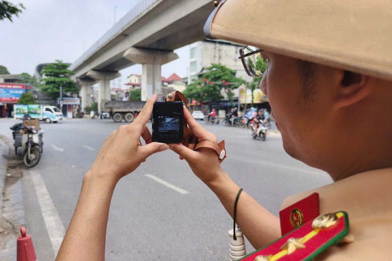 H&agrave; Nội: CSGT ghi h&igrave;nh bằng camera mini, t&agrave;i xế xe m&aacute;y hết đường n&eacute; phạt- Ảnh 2.
