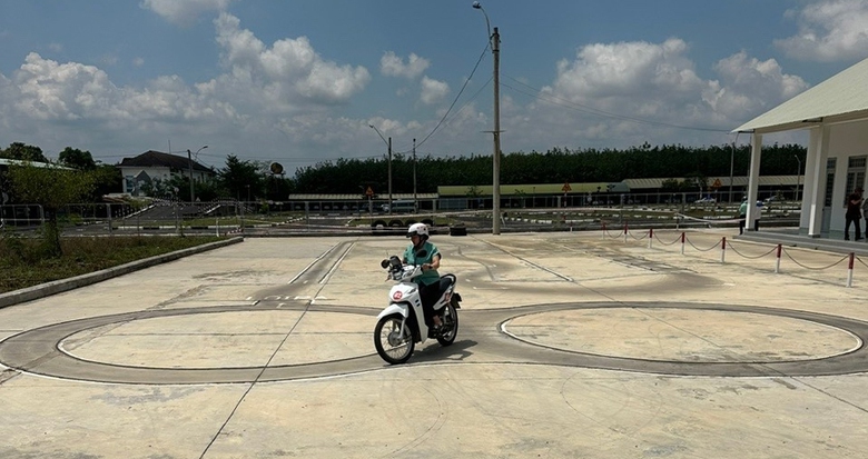 Gần 300 học vi&ecirc;n tham gia kỳ s&aacute;t hạch giấy ph&eacute;p l&aacute;i xe do C&ocirc;ng an Kon Tum tổ chức- Ảnh 1.