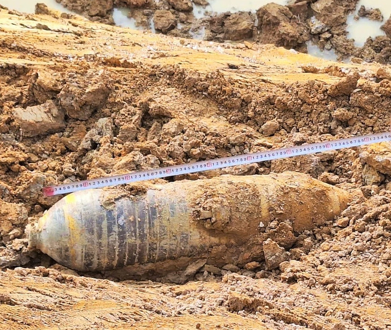 T&aacute; hỏa ph&aacute;t hiện vật thể giống quả bom khi đ&agrave;o hồ chứa nước- Ảnh 1.