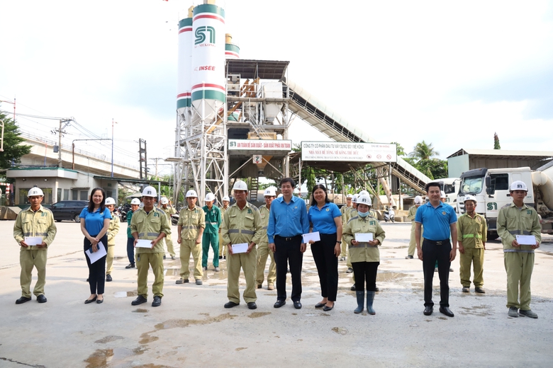 Công đoàn Xây dựng thăm, tặng quà người lao động nhân Tháng Công nhân- Ảnh 2. Công đoàn Xây dựng thăm, tặng quà người lao động nhân Tháng Công nhân- Ảnh 2.