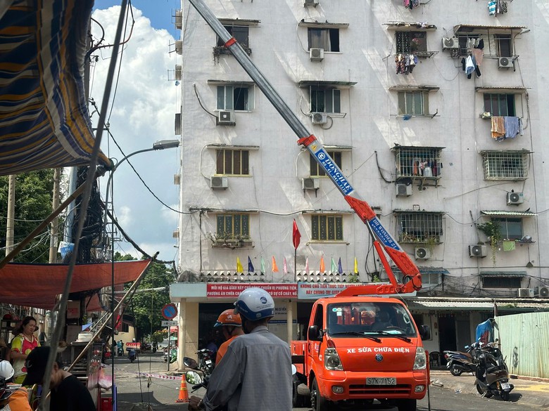 Ch&aacute;y căn hộ chung cư ở TP.HCM, 5 người mắc kẹt- Ảnh 1.