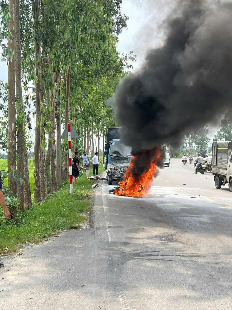 Hải Dương: Va chạm với &ocirc; t&ocirc; tải, một người tử vong, xe m&aacute;y bị thi&ecirc;u rụi- Ảnh 1.
