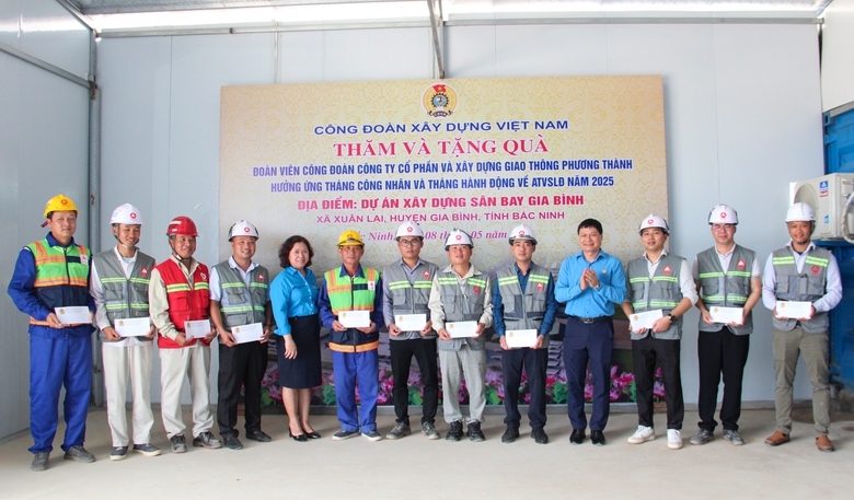 Công đoàn Xây dựng thăm, tặng quà người lao động nhân Tháng Công nhân- Ảnh 3. Công đoàn Xây dựng thăm, tặng quà người lao động nhân Tháng Công nhân- Ảnh 3.