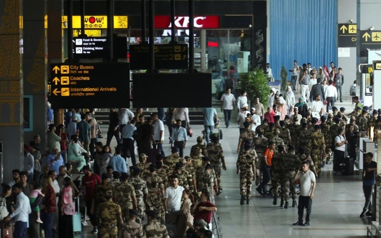 Ấn Độ tạm đ&oacute;ng 24 s&acirc;n bay giữa l&uacute;c căng thẳng với Pakistan leo thang