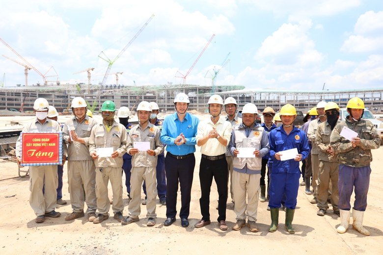 Công đoàn Xây dựng thăm, tặng quà người lao động nhân Tháng Công nhân- Ảnh 1. Công đoàn Xây dựng thăm, tặng quà người lao động nhân Tháng Công nhân- Ảnh 1.