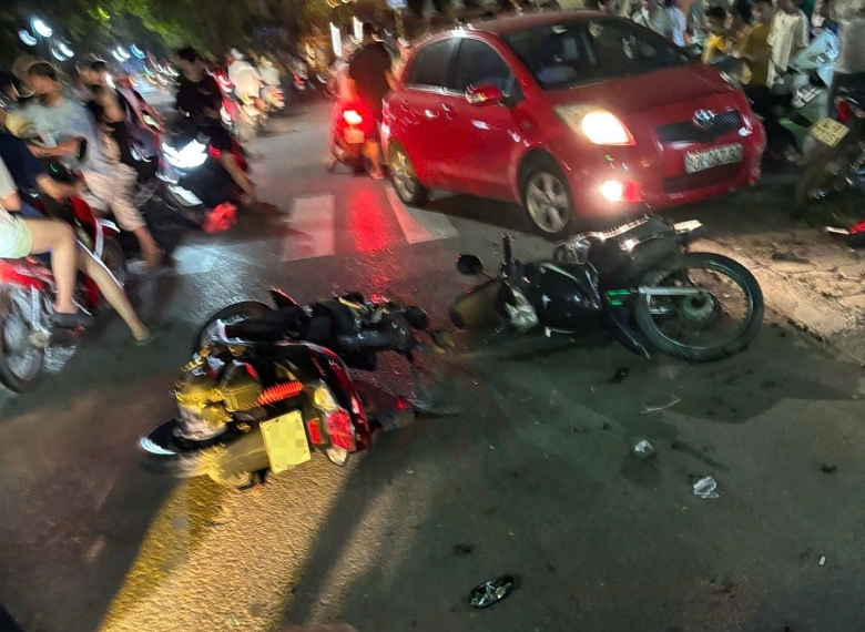 H&agrave; Nội: &Ocirc; t&ocirc; con đ&acirc;m li&ecirc;n ho&agrave;n 6 xe m&aacute;y, 2 người bị thương- Ảnh 1.