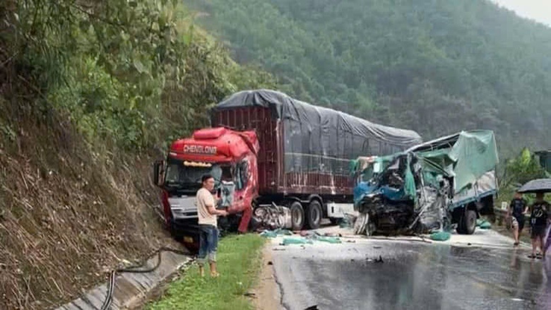 Va chạm trên QL2 qua Tuyên Quang, một người tử vong, một người mắc kẹt trong cabin- Ảnh 1. Va chạm trên QL2 qua Tuyên Quang, một người tử vong, một người mắc kẹt trong cabin- Ảnh 1.