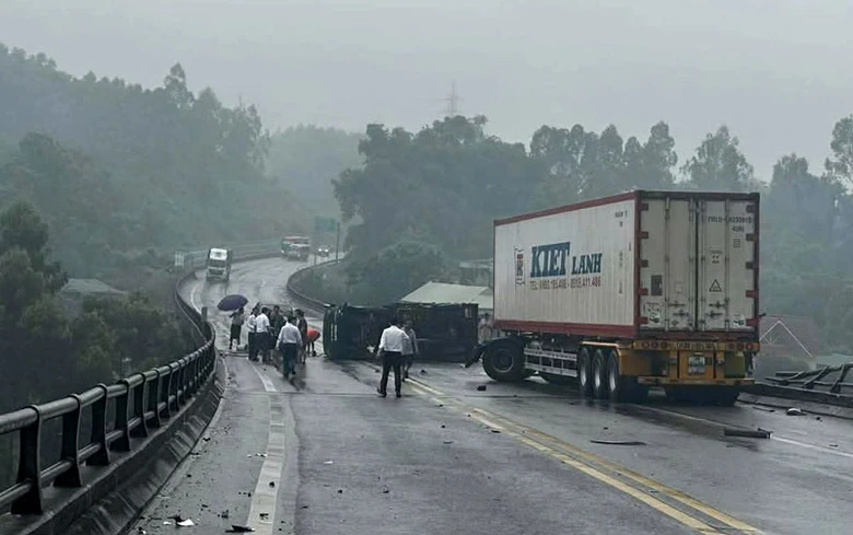 Hiện trường vụ tai nạn khiến 3 người bị thương. Hiện trường vụ tai nạn khiến 3 người bị thương.
