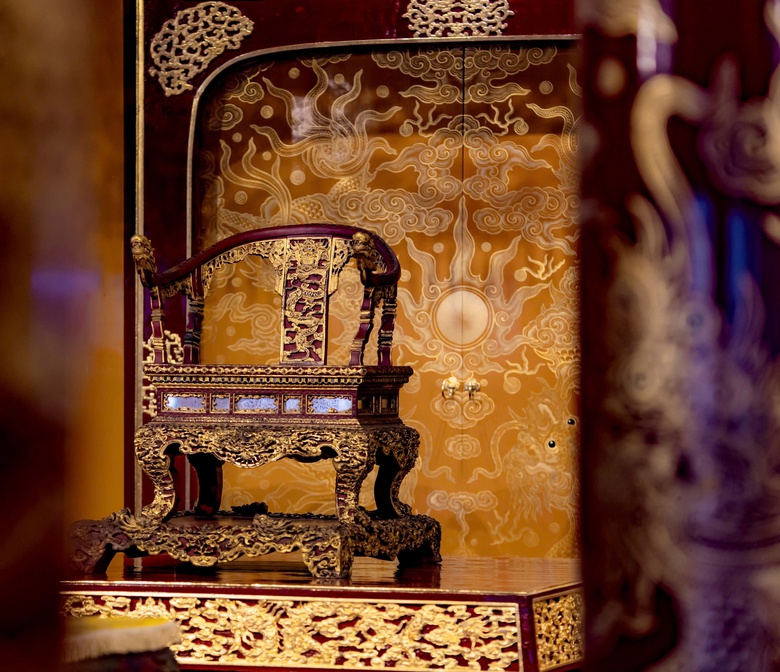 Vụ Ngai vua triều Nguyễn bị ph&aacute; hoại: Cho th&ocirc;i việc 2 bảo vệ v&agrave; kỷ luật ban l&atilde;nh đạo- Ảnh 2.