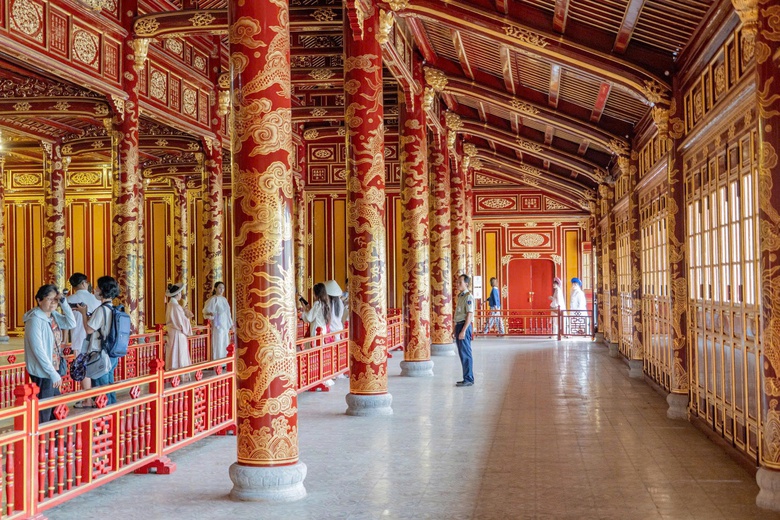 Vụ Ngai vua triều Nguyễn bị ph&aacute; hoại: Cho th&ocirc;i việc 2 bảo vệ v&agrave; kỷ luật ban l&atilde;nh đạo- Ảnh 1.