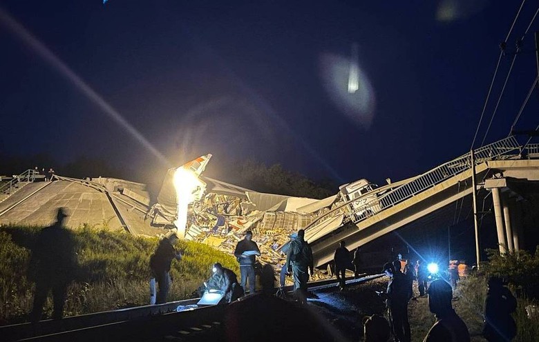 Cầu sập xuống đường sắt ở Nga, 40 người thương vong- Ảnh 1.