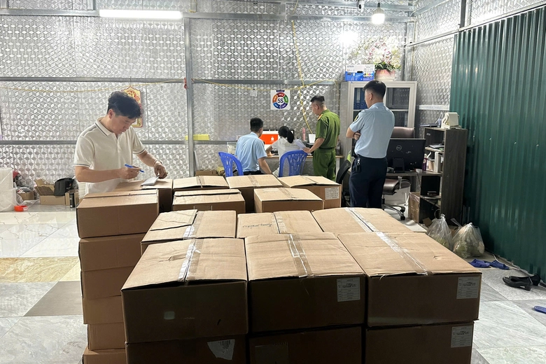 H&agrave; Nội: Thu giữ 5.400 lọ mỹ phẩm nghi h&agrave;ng lậu của C&ocirc;ng ty Dược phẩm Ng&acirc;n Korea- Ảnh 2.