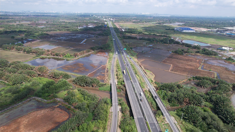 Thi c&ocirc;ng chặng cuối đường 5,2km kết nối hai tuyến cao tốc v&agrave; cảng Phước An- Ảnh 6.