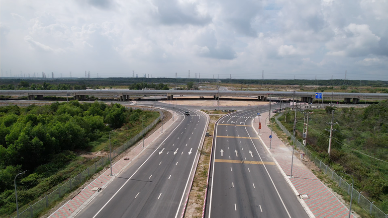 Thi c&ocirc;ng chặng cuối đường 5,2km kết nối hai tuyến cao tốc v&agrave; cảng Phước An- Ảnh 1.