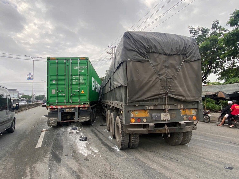 Hai xe container va chạm, chắn ngang QL51 g&acirc;y &ugrave;n tắc k&eacute;o d&agrave;i từ Long Th&agrave;nh qua Ph&uacute; Mỹ- Ảnh 2.