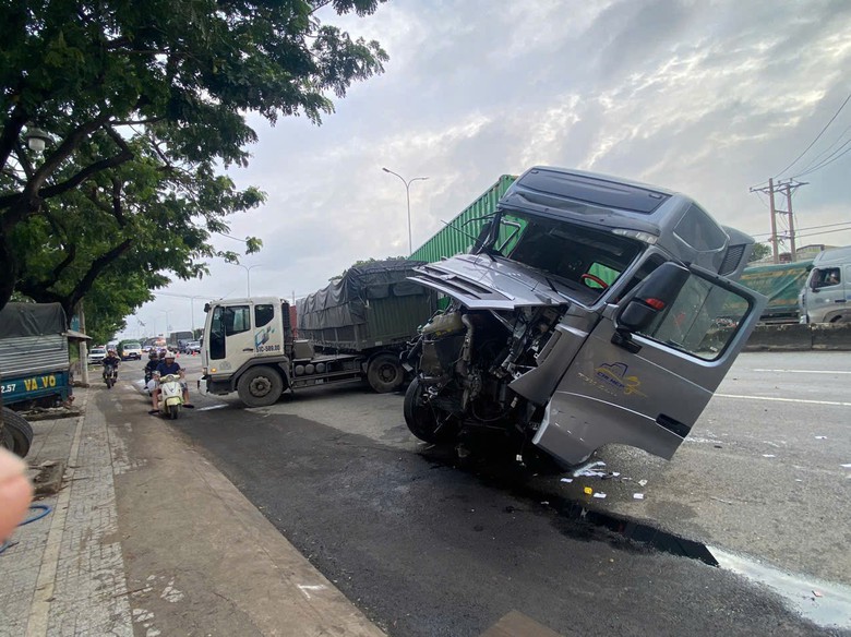 Hai xe container va chạm, chắn ngang QL51 g&acirc;y &ugrave;n tắc k&eacute;o d&agrave;i từ Long Th&agrave;nh qua Ph&uacute; Mỹ- Ảnh 1.