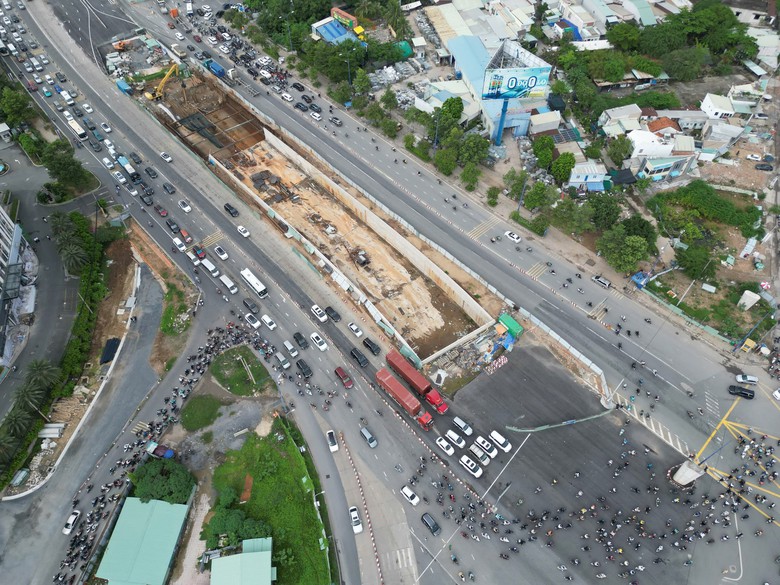 N&uacute;t giao An Ph&uacute; &ugrave;n ứ, kẹt cứng khi cấm xe m&aacute;y v&agrave;o cao tốc TP.HCM - Long Th&agrave;nh - Dầu Gi&acirc;y- Ảnh 2.